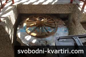 Самостоятелна къща с два гаража, кладенец и двор в Хасково Самостоятелна къща с два гаража, кладенец и двор в Хасково