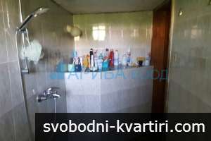 Самостоятелна къща с два гаража, кладенец и двор в Хасково Самостоятелна къща с два гаража, кладенец и двор в Хасково