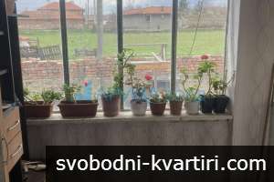 Двуетажна къща с плоча в с.Иваново, община Харманли Двуетажна къща с плоча в с.Иваново, община Харманли