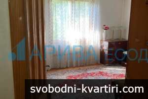 Триетажна масивна къща в Хасково Триетажна масивна къща в Хасково