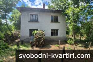 Масивна двуетажна къща с двор 2 145 кв.м в с. Старо Железаре Масивна двуетажна къща с двор 2 145 кв.м в с. Старо Железаре