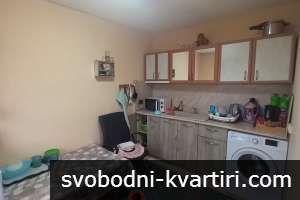 Две къщи в един двор Две къщи в един двор