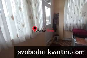 Две къщи в един двор Две къщи в един двор
