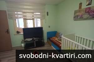 Две къщи в един двор Две къщи в един двор