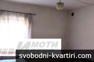 стара къща на тиха улица стара къща на тиха улица
