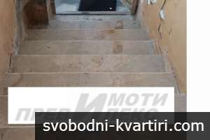 стара къща на тиха улица стара къща на тиха улица