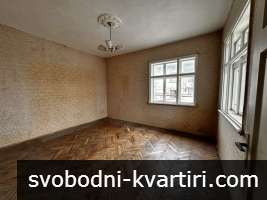 Етаж от къща с двор и гараж Етаж от къща с двор и гараж