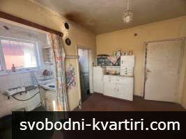 Двуетажна къща с голям двор и просторен гараж в центъра на с. Пиргово Двуетажна къща с голям двор и просторен гараж в центъра на с. Пиргово