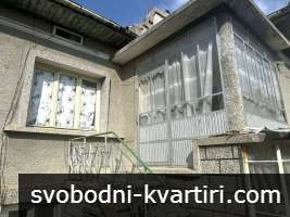 Двуетажна къща с двор в гр. Бяла Двуетажна къща с двор в гр. Бяла