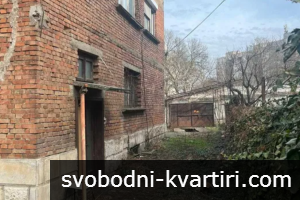 Триетажна Къща с двор и гараж, Широк център Триетажна Къща с двор и гараж, Широк център