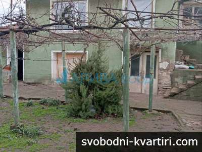 Двуетажна къща с гараж в с. Димитриево, община Чирпан