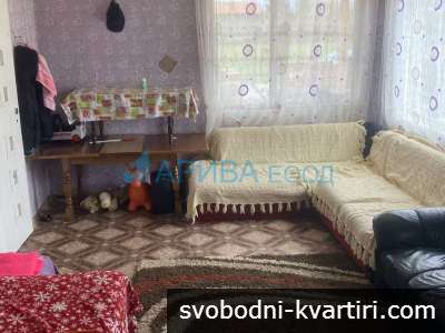 Двуетажна къща с плоча в с.Иваново, община Харманли