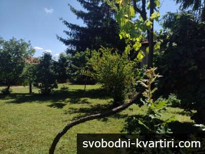 Масивна двуетажна къща в с. Тополово