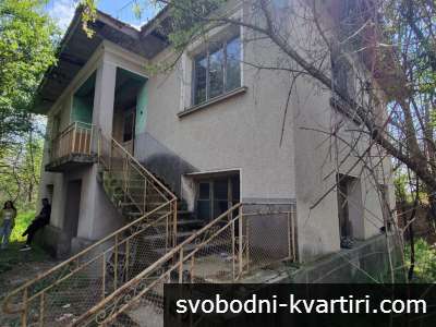 Масивна двуетажна къща с двор 2 145 кв.м в с. Старо Железаре
