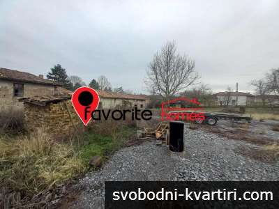 Парцел с кирпичена къща