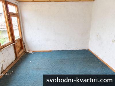 Къща с голямо дворно място, в гр. Българово