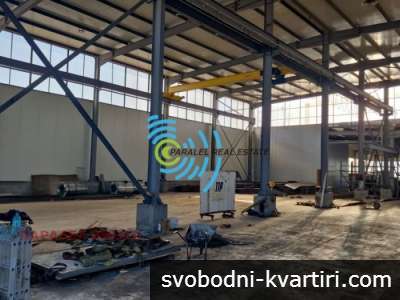 Промишлено помещение с голяма височина и релсови кранове
