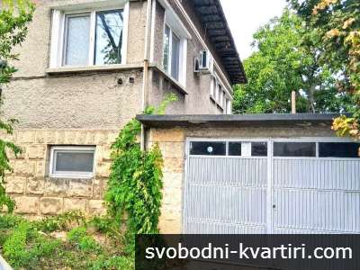 Двуетажна къща с голям двор и просторен гараж в центъра на с. Пиргово