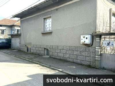 Двуетажна къща с двор в гр. Бяла
