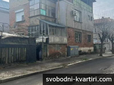 Триетажна Къща с двор и гараж, Широк център