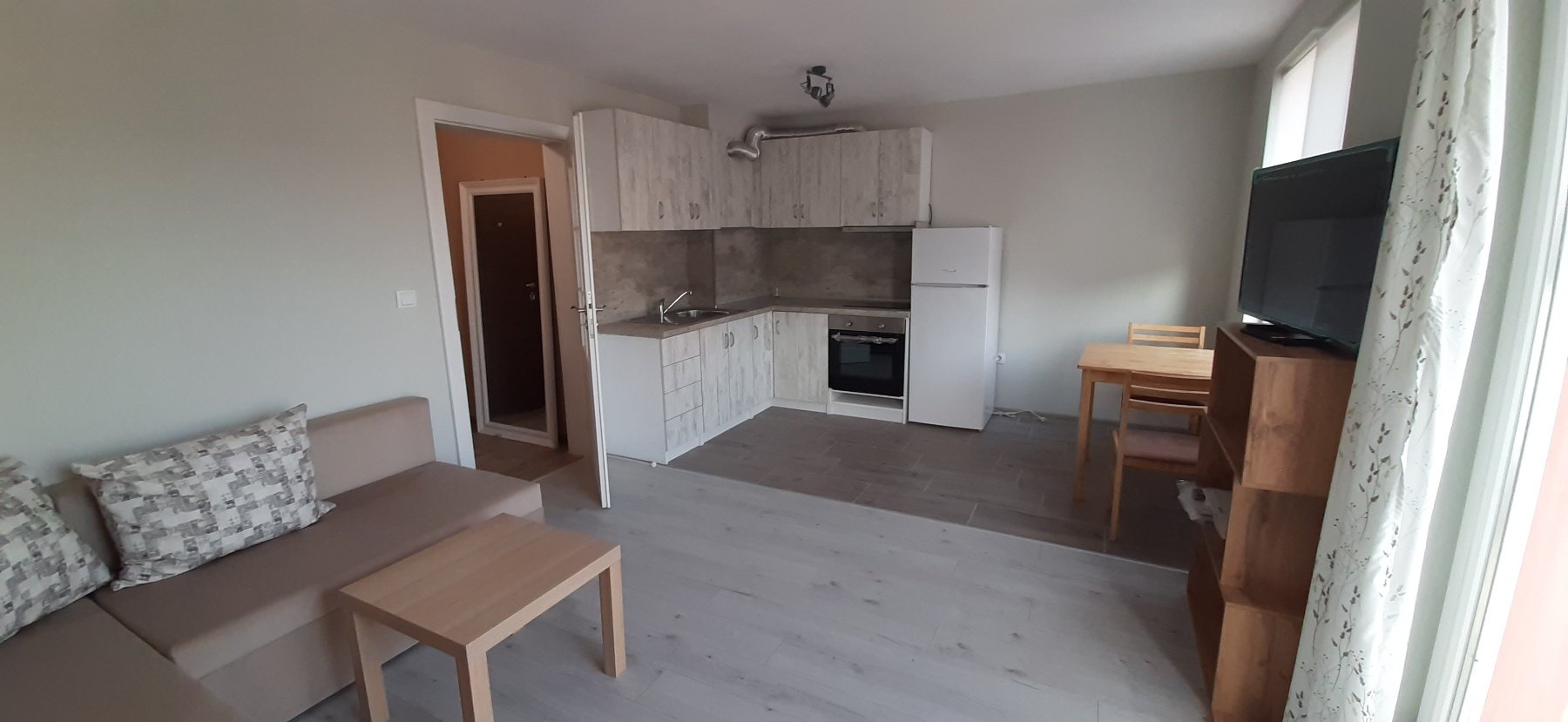 Тристаен апартамент  в  Пловдив за 700  лв - Дава под наем 3-стаен