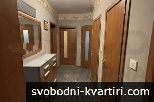 Дава се под наем тристаен апартамент в Център!
