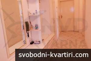 Дава се под наем тристаен апартамент в Център!