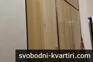 Давам под наем едностаен -тип боксониера с просторна тераса ,на етаж трети -НЕ последен в центъра на град Пловдив -близо