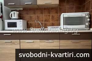 Точно до плажа. Оставяте колата /осигурено паркиране/ и се потапяте в морето