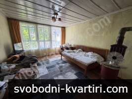Двуетажна къща с двор във Велико Търново