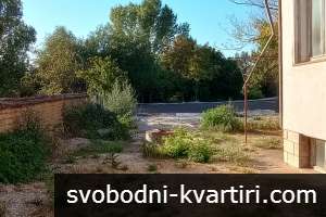 Къща с двор 1740 кв.м до река Искър в историческата местност „Калето“, с. Чомаковци – гараж и кладенец
