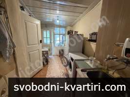 Двуетажна къща с двор във Велико Търново