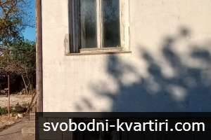 Къща с двор 1740 кв.м до река Искър в историческата местност „Калето“, с. Чомаковци – гараж и кладенец