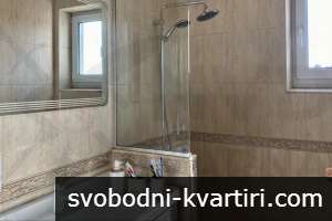Дава се под наем тристаен апартамент в Център!