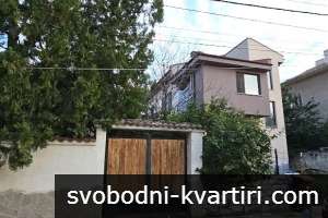 Триетажна къща с голям двор с АКТ16 Белащица Триетажна къща с голям двор с АКТ16 Белащица