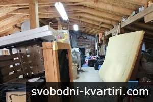 Триетажна къща с голям двор с АКТ16 Белащица Триетажна къща с голям двор с АКТ16 Белащица