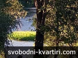 Къща с двор 1740 кв.м до река Искър в историческата местност „Калето“, с. Чомаковци – гараж и кладенец