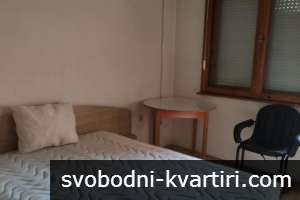 Продавам четиристаен апартамент етаж от къща в Центъра на Пловдив