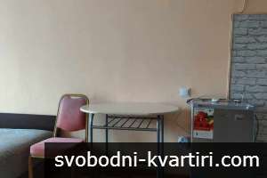 Давам под наем едностаен -тип боксониера с просторна тераса ,на етаж трети -НЕ последен в центъра на град Пловдив -близо
