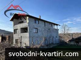 Масивна триетажна къща в с. Самоводене Масивна триетажна къща в с. Самоводене