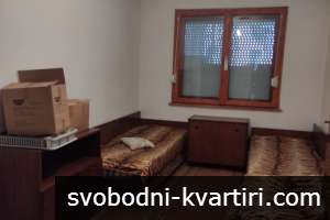 Продавам четиристаен апартамент етаж от къща в Центъра на Пловдив