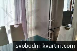 Дава се под наем четиристаен апартамент в Център!
