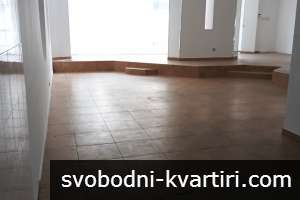 Търговско помещение с два входа и трифазен ток