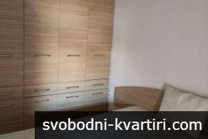 Продавам четиристаен апартамент етаж от къща в Центъра на Пловдив