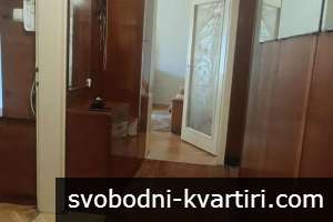 Давам под наем четиристаен апартамент в центъра на Пловдив