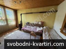 Двуетажна къща с двор във Велико Търново