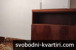 Продавам четиристаен апартамент етаж от къща в Центъра на Пловдив