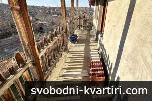 Масивна триетажна къща в с. Самоводене Масивна триетажна къща в с. Самоводене