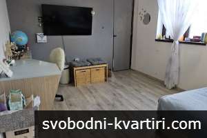 Триетажна къща с голям двор с АКТ16 Белащица Триетажна къща с голям двор с АКТ16 Белащица
