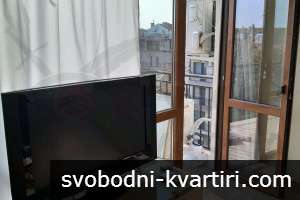 Дава се под наем четиристаен апартамент в Център!